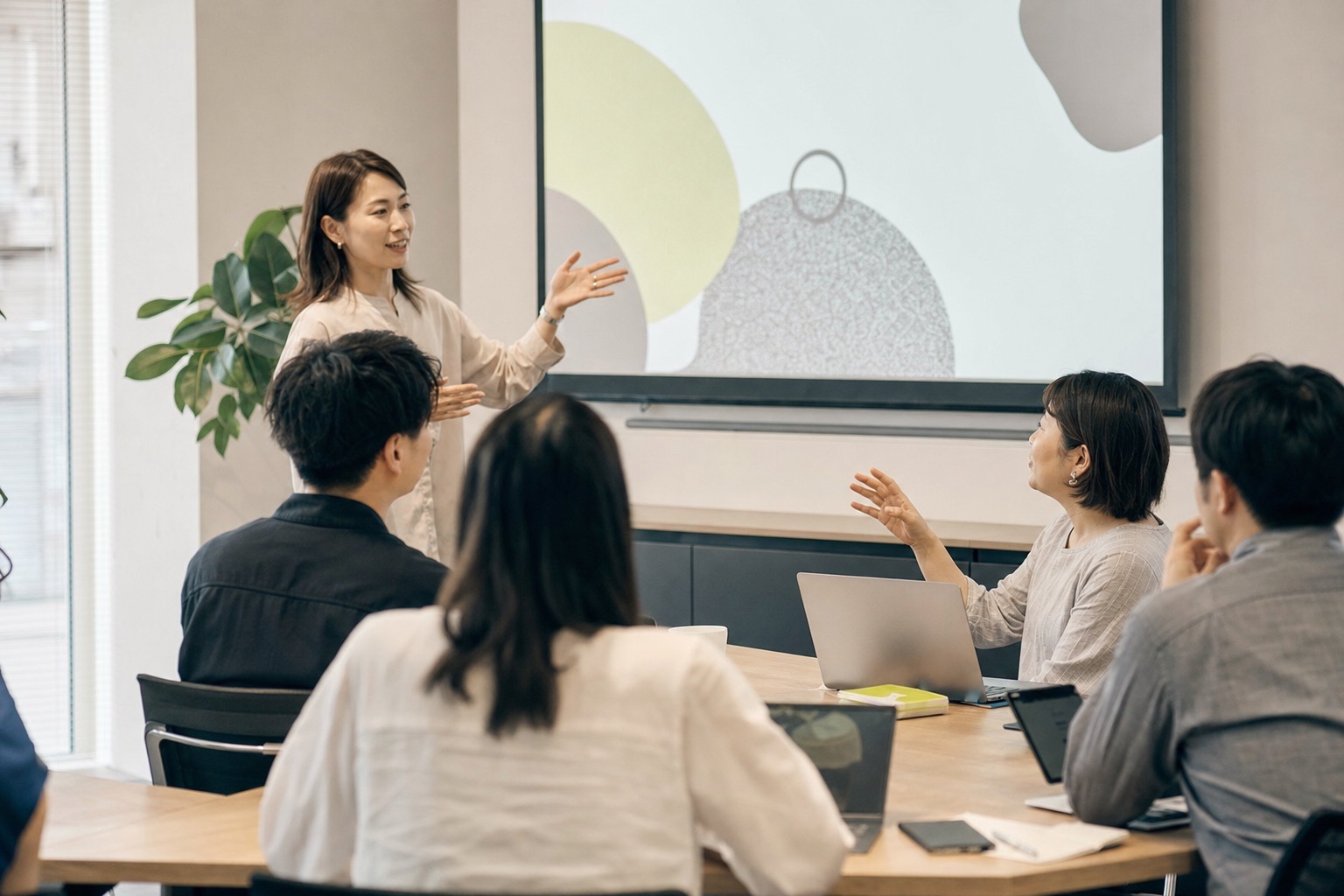 生成AIの基礎を学ぶ社内研修で、講師に質問する参加者